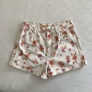 American Eagle mom shorts. Size 6. Flower pattern